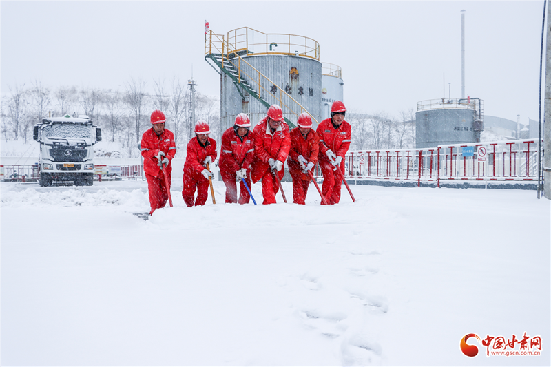 中国石油长庆油田采油十二厂数千名员工奋战一线护航油气生产