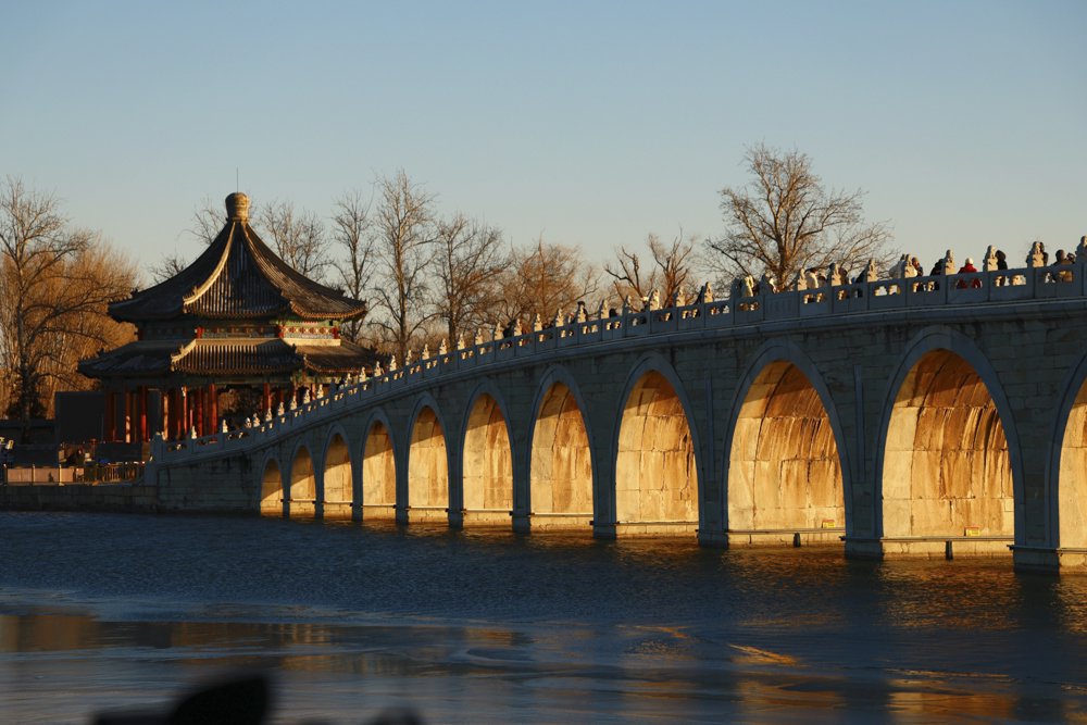 北京颐和园十七孔桥“金光穿洞” 图片来源：中国图片社