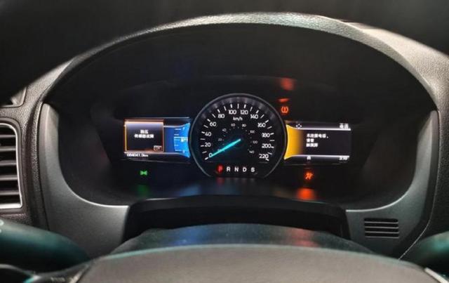 差一点,我同事那两千块钱就扔水里了,福特探险者才开两年,仪表盘天天亮红灯说电量低,4S店直接让换电池以为能解决问题-有驾