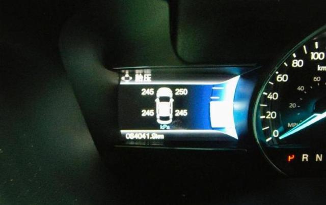 差一点,我同事那两千块钱就扔水里了,福特探险者才开两年,仪表盘天天亮红灯说电量低,4S店直接让换电池以为能解决问题-有驾