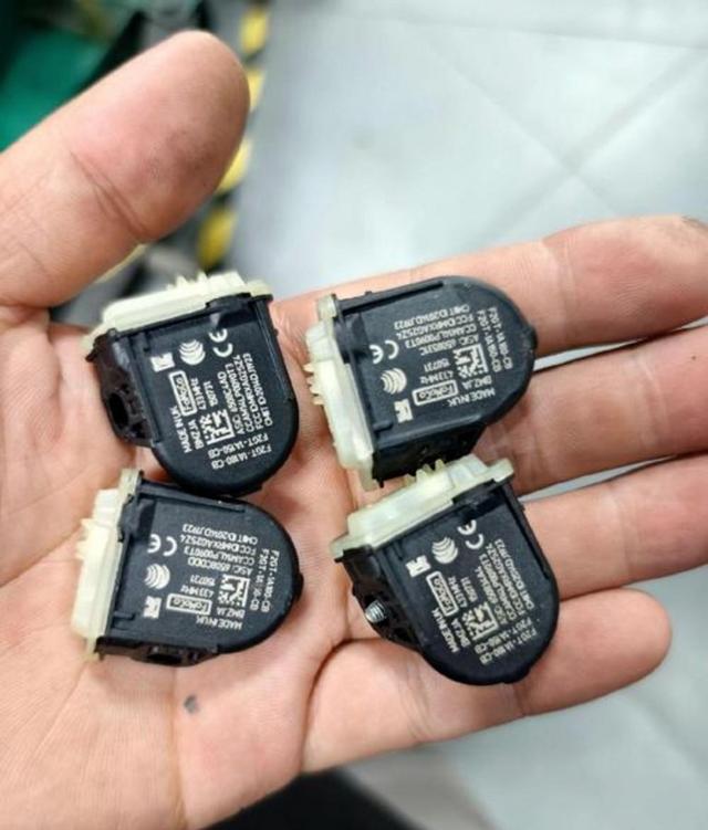 差一点,我同事那两千块钱就扔水里了,福特探险者才开两年,仪表盘天天亮红灯说电量低,4S店直接让换电池以为能解决问题-有驾