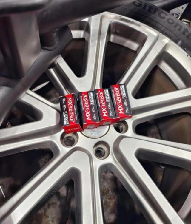 差一点,我同事那两千块钱就扔水里了,福特探险者才开两年,仪表盘天天亮红灯说电量低,4S店直接让换电池以为能解决问题-有驾