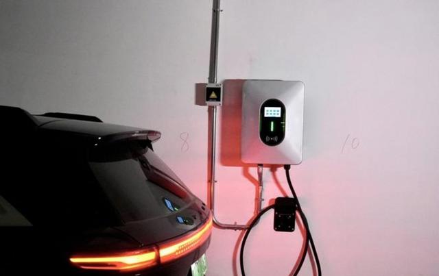 如何说服中老年人买新能源汽车,现在年轻人都开电车,中老年人却执着油车迷信BBA,原因到底是什么-有驾