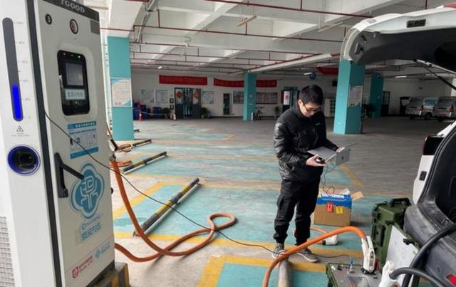 如何说服中老年人买新能源汽车,现在年轻人都开电车,中老年人却执着油车迷信BBA,原因到底是什么-有驾