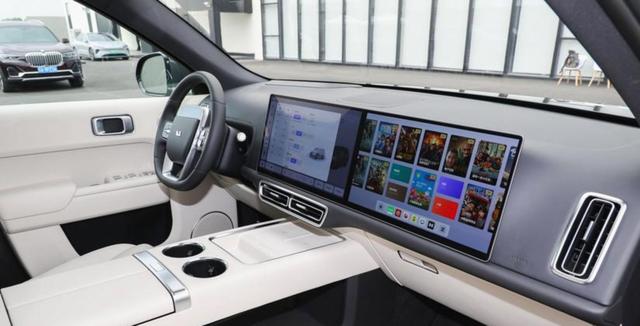 同事卖掉燃油车换成新能源车，开了两年告诉我们省钱是真的，电费远低于油费影响出行成本夹带加速快和科技配置丰富体验明显提升-有驾