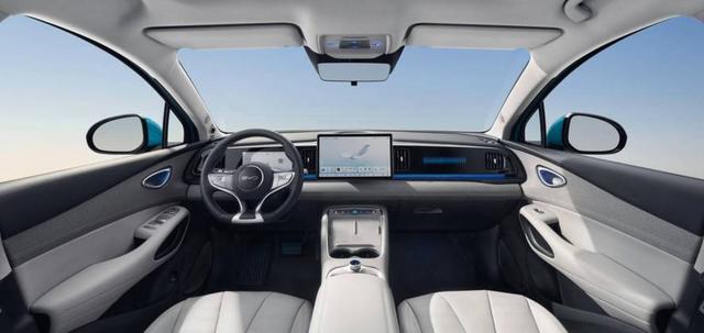 同事卖掉燃油车换成新能源车，开了两年告诉我们省钱是真的，电费远低于油费影响出行成本夹带加速快和科技配置丰富体验明显提升-有驾