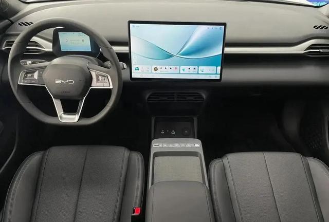 百公里油耗不足3升，配15.6英寸大屏，中型轿车仅9.68万起-有驾