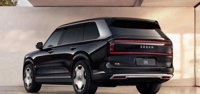 叫「极氪9S」还是现在的「极氪8X」又有什么关系呢，现在车企有「9字辈」SUV，几乎都有「8字辈」车型，差别在于成本高低和配置选择