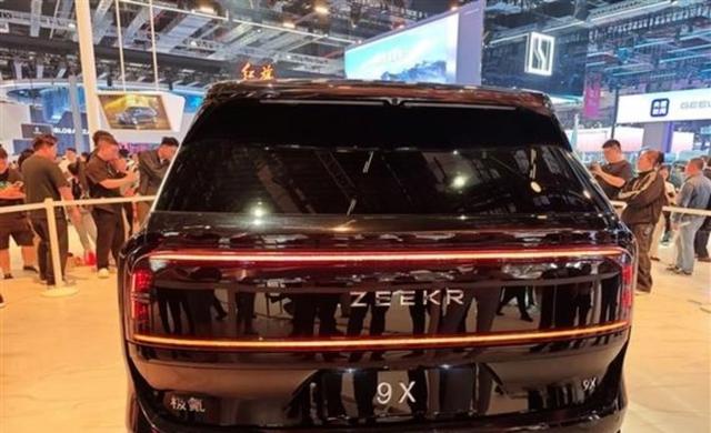 叫「极氪9S」还是现在的「极氪8X」又有什么关系呢，现在车企有「9字辈」SUV，几乎都有「8字辈」车型，差别在于成本高低和配置选择-有驾