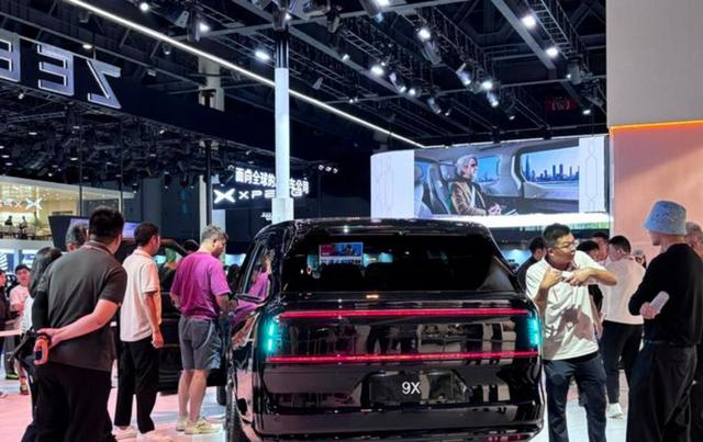 叫「极氪9S」还是现在的「极氪8X」又有什么关系呢，现在车企有「9字辈」SUV，几乎都有「8字辈」车型，差别在于成本高低和配置选择-有驾