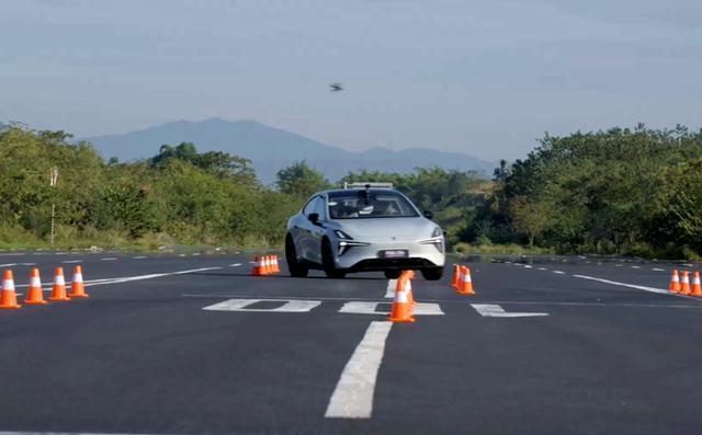 叫板BBA却被骂跪舔？底盘内卷里最刺眼的两副面孔-有驾