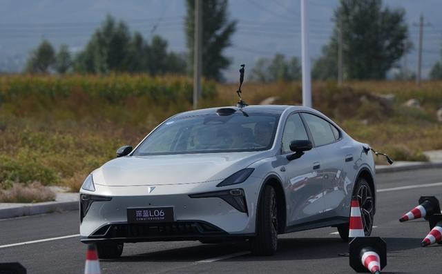 叫板BBA却被骂跪舔？底盘内卷里最刺眼的两副面孔-有驾