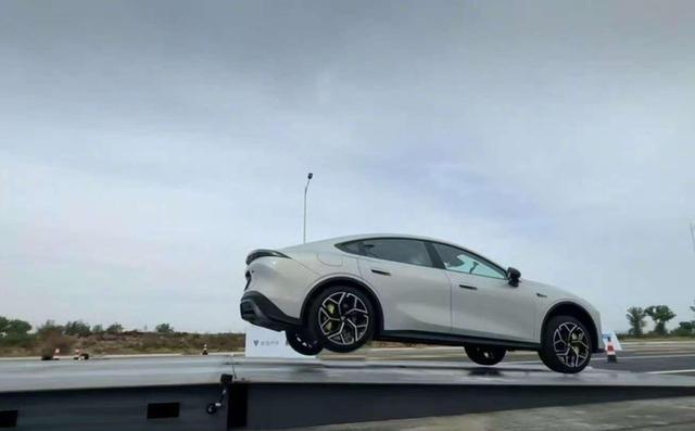 叫板BBA却被骂跪舔？底盘内卷里最刺眼的两副面孔-有驾