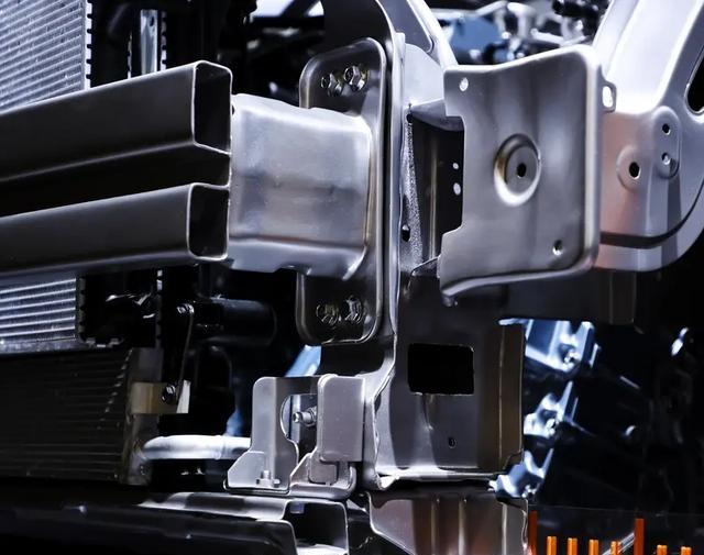 叫板BBA却被骂跪舔？底盘内卷里最刺眼的两副面孔-有驾