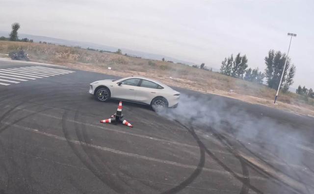 叫板BBA却被骂跪舔？底盘内卷里最刺眼的两副面孔-有驾