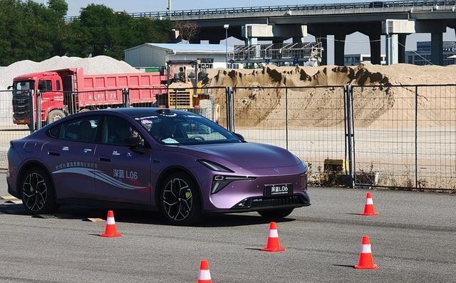 叫板BBA却被骂跪舔？底盘内卷里最刺眼的两副面孔-有驾