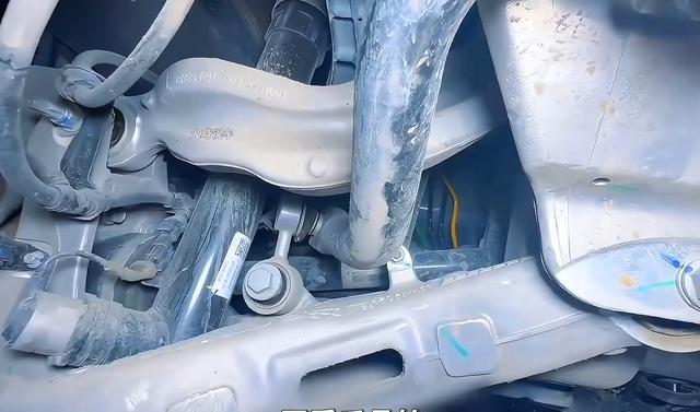 叫板BBA却被骂跪舔？底盘内卷里最刺眼的两副面孔-有驾