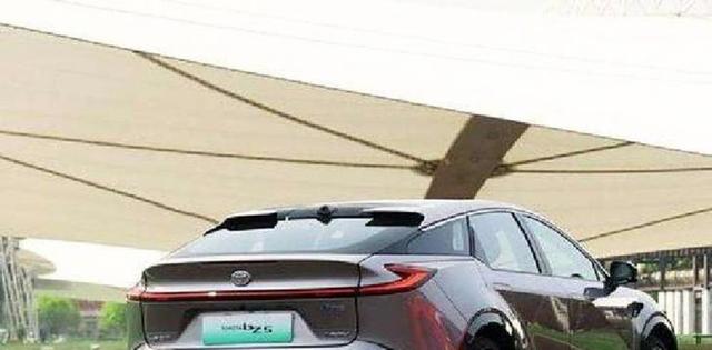 丰田品质B级纯电家轿9.38万起售,依托智能T-pilot驾驶辅助,五重电池防护与八安全气囊全面保障安全与舒适-有驾