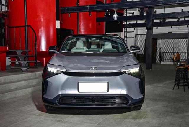 丰田品质B级纯电家轿9.38万起售,依托智能T-pilot驾驶辅助,五重电池防护与八安全气囊全面保障安全与舒适-有驾