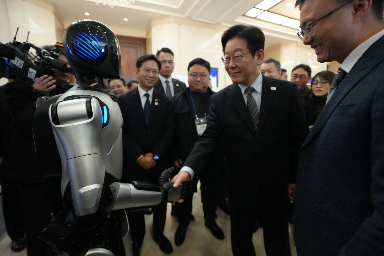 智元远征A2机器人与韩国总统握手