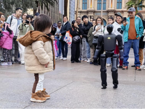 _智元远征A2机器人与韩国总统握手_智元远征A2机器人与韩国总统握手