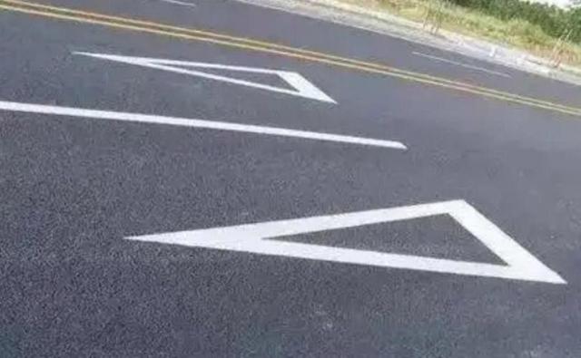 2026新交规上线!路边三角标线成扣分关键-有驾