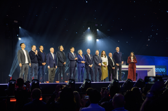 直击CES | 芯片巨头集体站台联想,苏妈亲自彩排!FIFA主席为中企赴会,中国机器人军团出海__直击CES | 芯片巨头集体站台联想,苏妈亲自彩排!FIFA主席为中企赴会,中国机器人军团出海