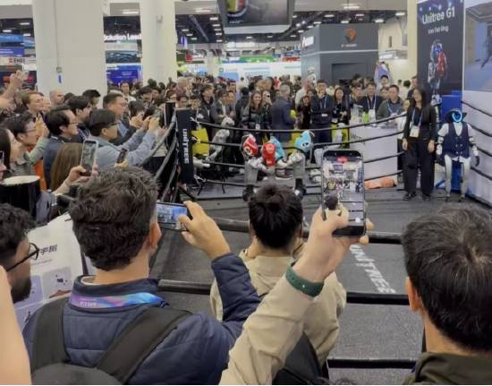 直击CES | 芯片巨头集体站台联想,苏妈亲自彩排!FIFA主席为中企赴会,中国机器人军团出海_直击CES | 芯片巨头集体站台联想,苏妈亲自彩排!FIFA主席为中企赴会,中国机器人军团出海_