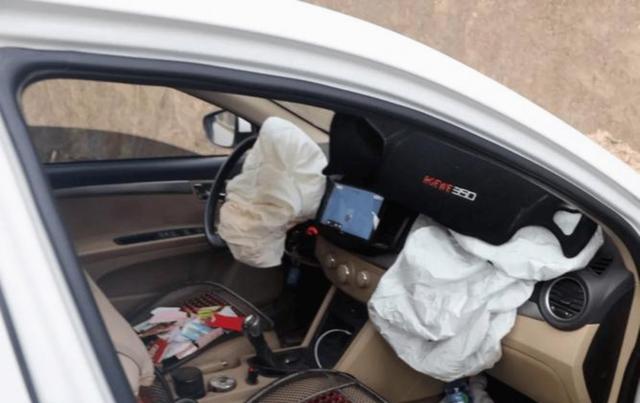 美国交通部门翻查几十万起车祸记录,逐一分析车内五个座位安全性,结果告诉我们后排中间最稳但必须系好安全带,否则坐哪都危险-有驾