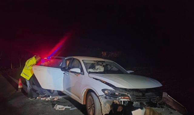 美国交通部门翻查几十万起车祸记录,逐一分析车内五个座位安全性,结果告诉我们后排中间最稳但必须系好安全带,否则坐哪都危险-有驾