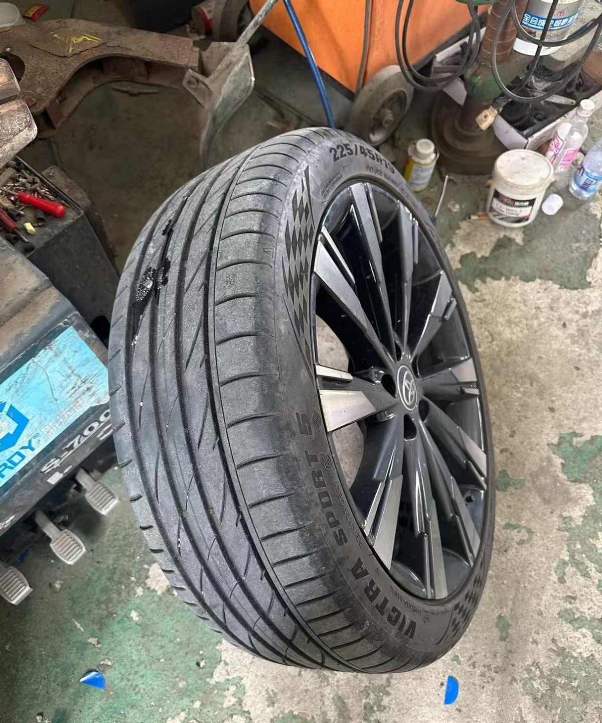 怎样防止高速行驶的汽车爆胎__预防高速爆胎主要有哪些措施