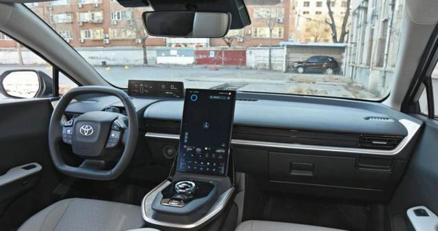 油车30万用10年油费10万卖3.1万，混动车成本低一半卖价相同，电车费用更低保值差异明显，三种动力车型使用成本和保值率暗藏真相