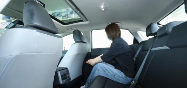 油车30万用10年油费10万卖3.1万,混动车成本低一半卖价相同,电车费用更低保值差异明显,三种动力车型使用成本和保值率暗藏真相-有驾