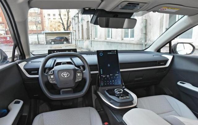 油车30万用10年油费10万卖3.1万,混动车成本低一半卖价相同,电车费用更低保值差异明显,三种动力车型使用成本和保值率暗藏真相-有驾