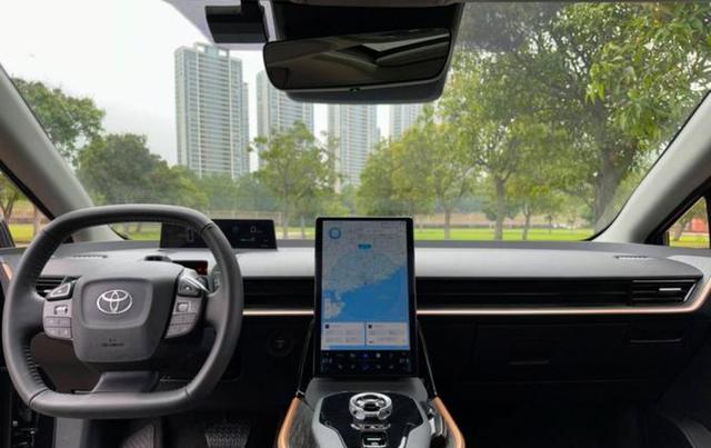 油车30万用10年油费10万卖3.1万,混动车成本低一半卖价相同,电车费用更低保值差异明显,三种动力车型使用成本和保值率暗藏真相-有驾