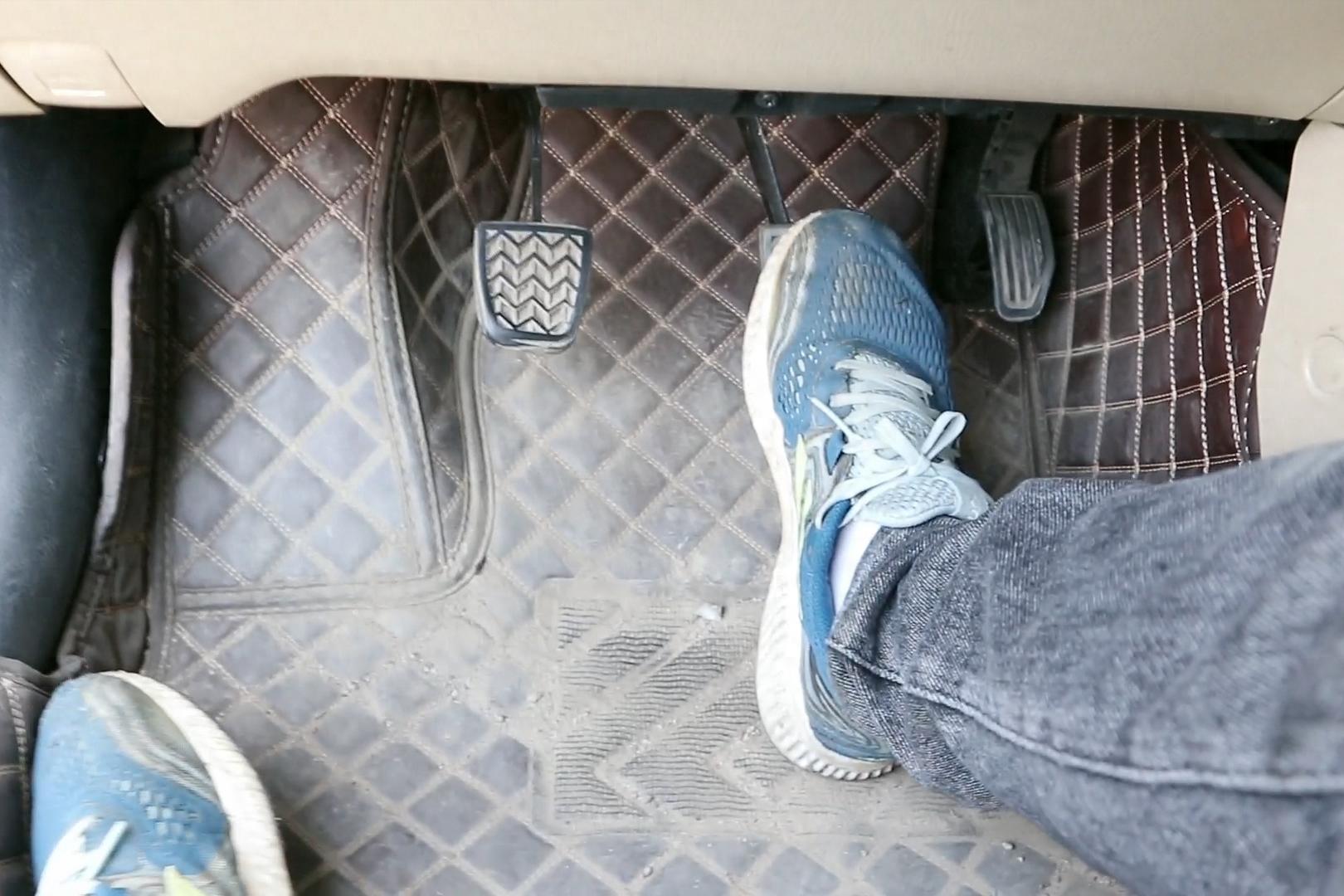 我开了3年车才知道：刹车前先踩死离合后刹车是大忌，都是经验