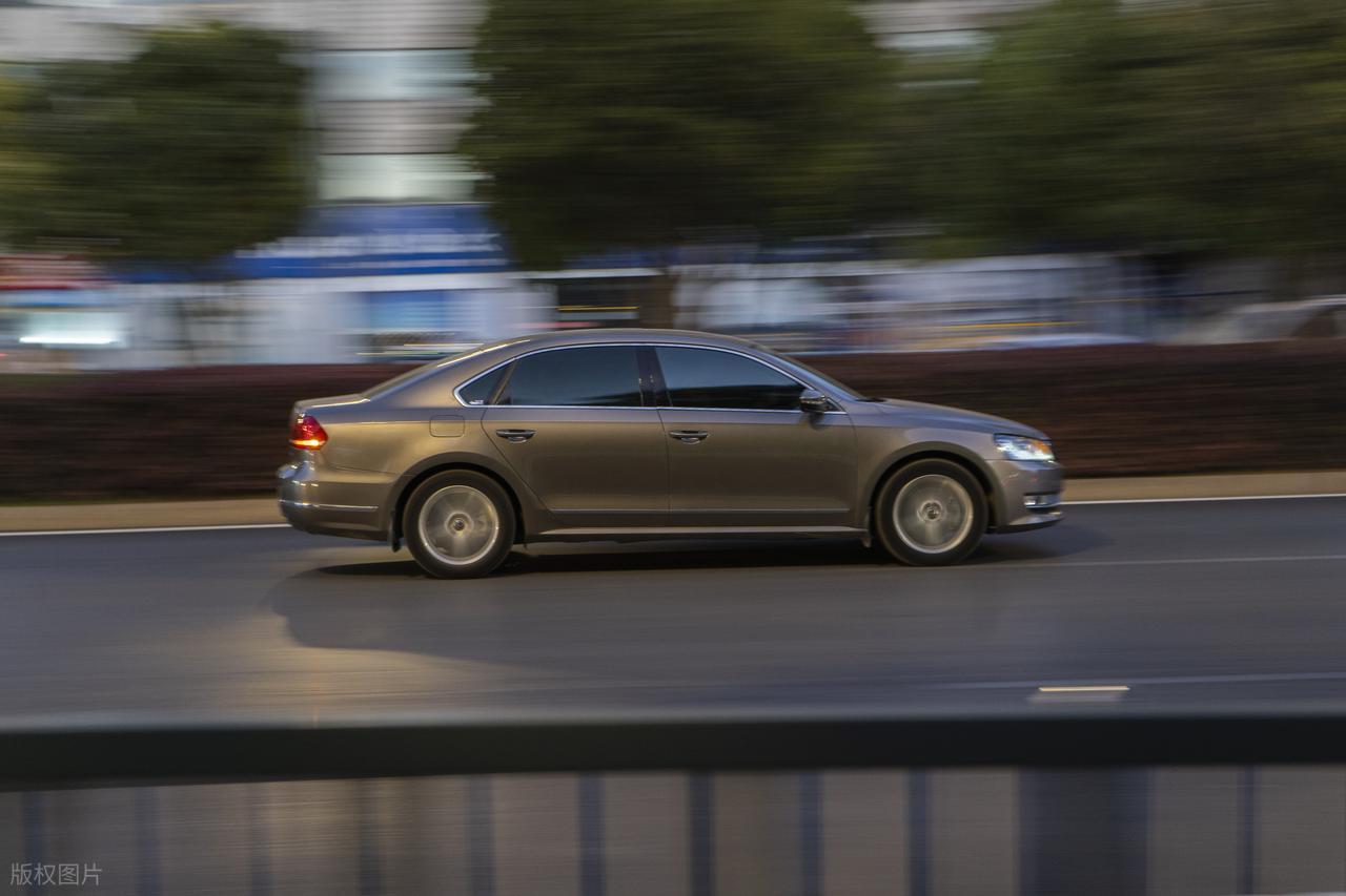 刹车时离合刹车怎么踩__刹车踩离合的作用是什么