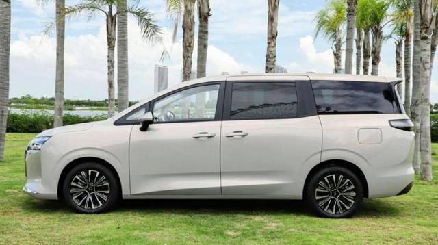 一觉醒来车界又炸锅了，财政部公布2026年新能源汽车购置税减免新方案，补贴力度调整但购置税仍减半征收