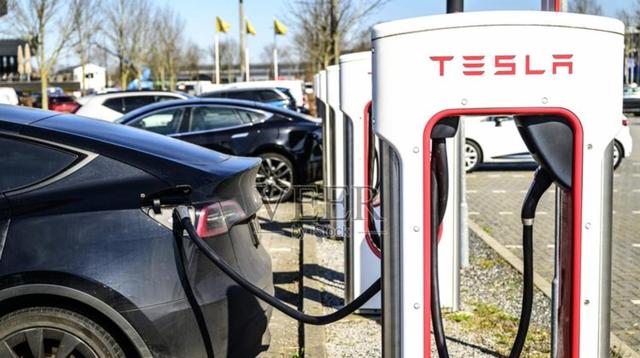 之前朋友有一辆2018年的特斯拉，是单位公务接待车，跑了7600公里，转到个人手上后性能和续航依然保持良好，充满电仍可跑435公里