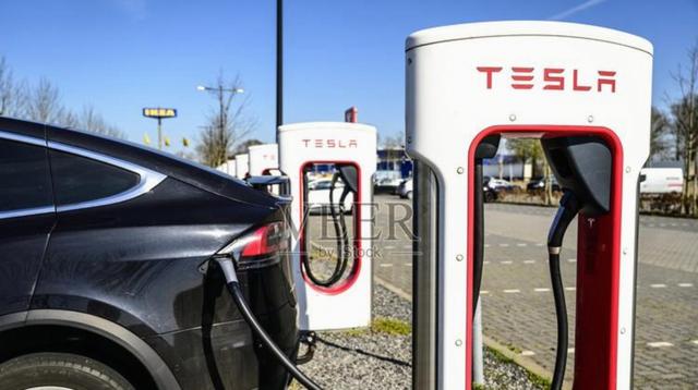 之前朋友有一辆2018年的特斯拉，是单位公务接待车，跑了7600公里，转到个人手上后性能和续航依然保持良好，充满电仍可跑435公里-有驾