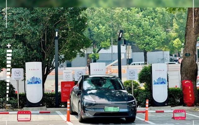 之前朋友有一辆2018年的特斯拉，是单位公务接待车，跑了7600公里，转到个人手上后性能和续航依然保持良好，充满电仍可跑435公里-有驾