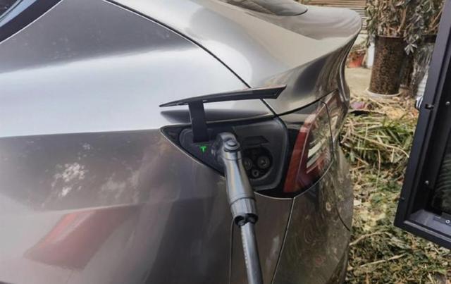 之前朋友有一辆2018年的特斯拉，是单位公务接待车，跑了7600公里，转到个人手上后性能和续航依然保持良好，充满电仍可跑435公里-有驾