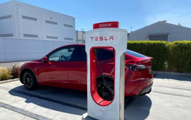 之前朋友有一辆2018年的特斯拉，是单位公务接待车，跑了7600公里，转到个人手上后性能和续航依然保持良好，充满电仍可跑435公里-有驾