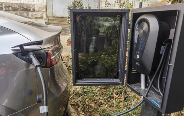 之前朋友有一辆2018年的特斯拉，是单位公务接待车，跑了7600公里，转到个人手上后性能和续航依然保持良好，充满电仍可跑435公里-有驾