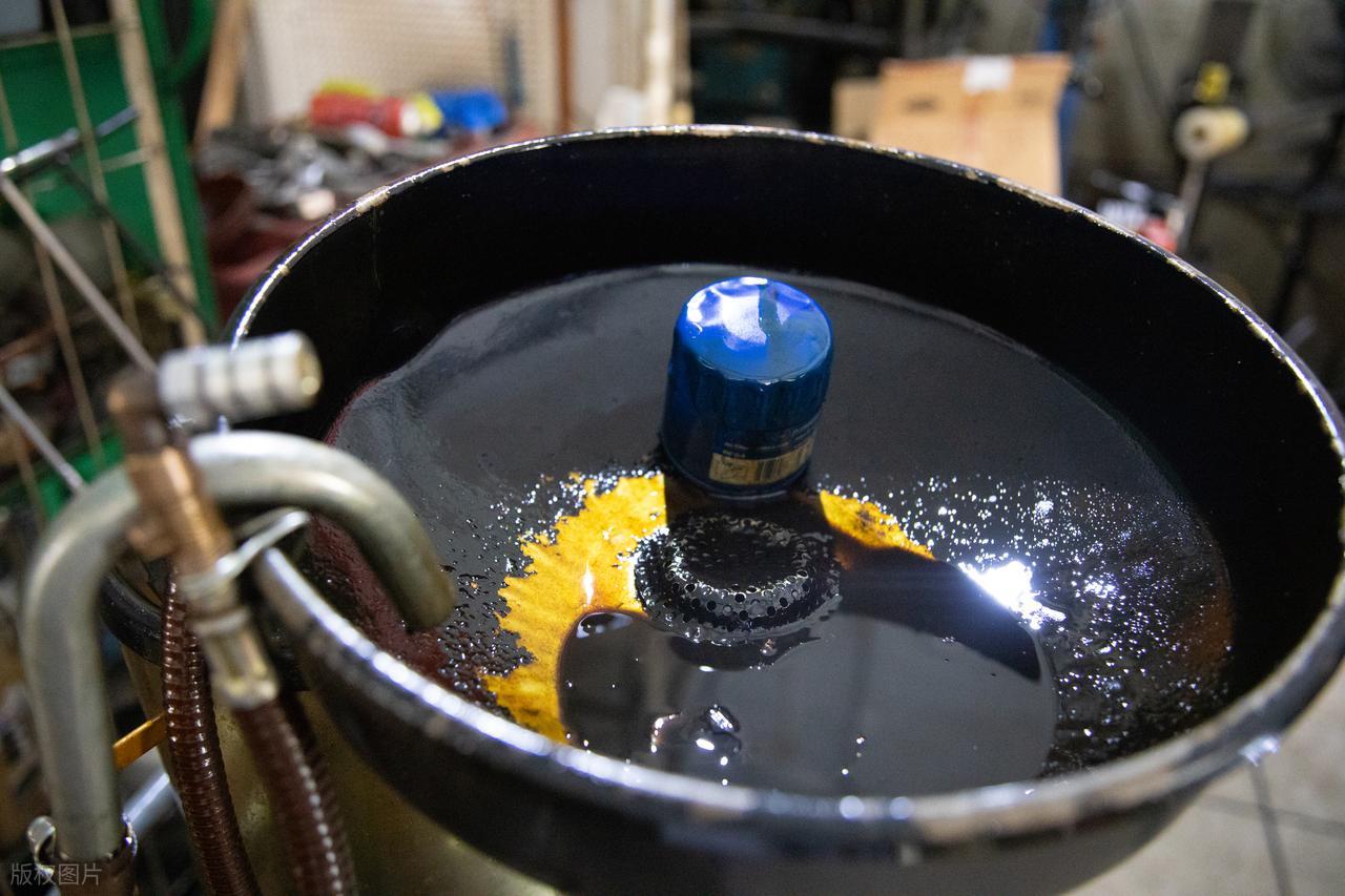 机油更换多少钱手工费__拿机油去修理店换多少钱