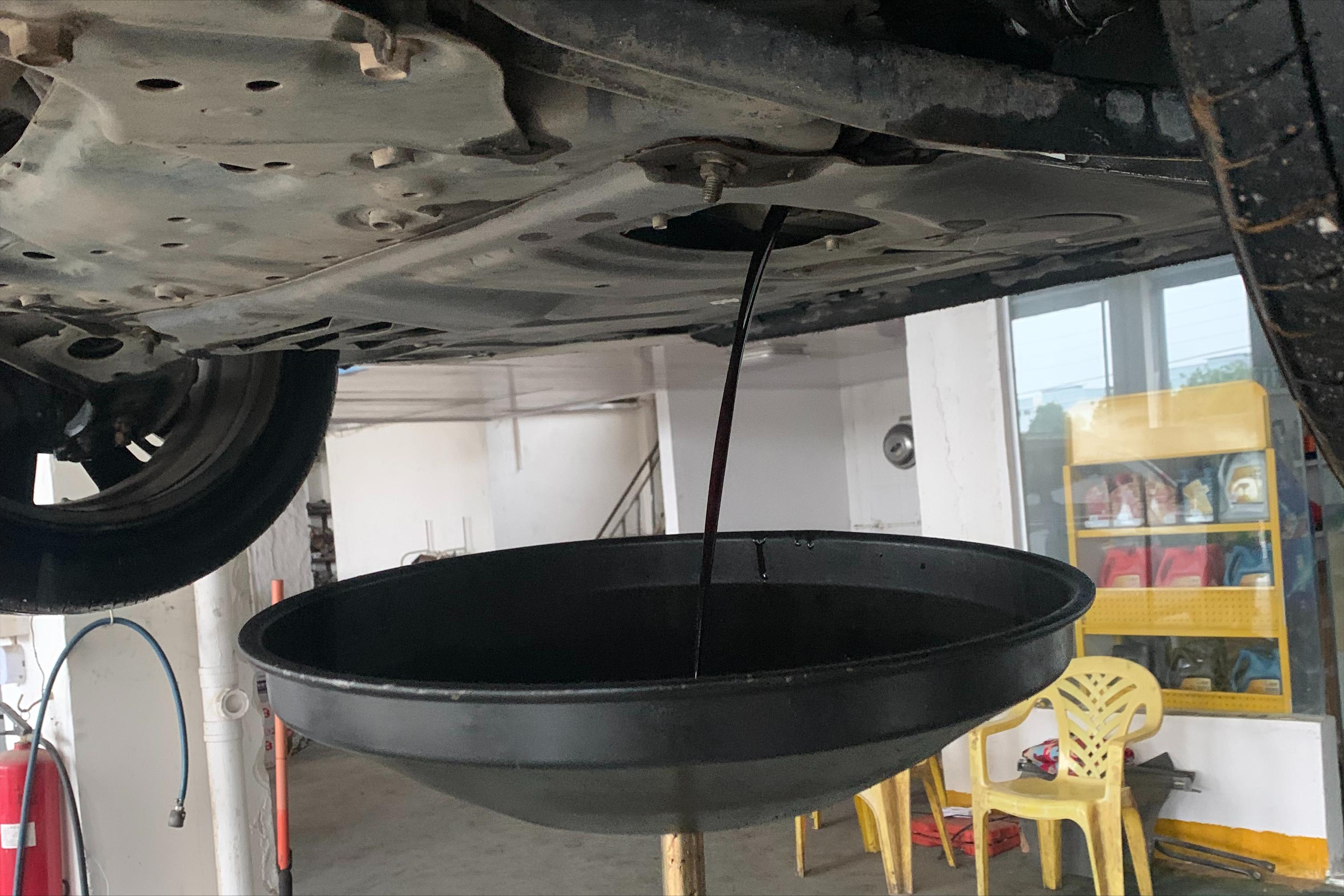 _机油更换多少钱手工费_拿机油去修理店换多少钱