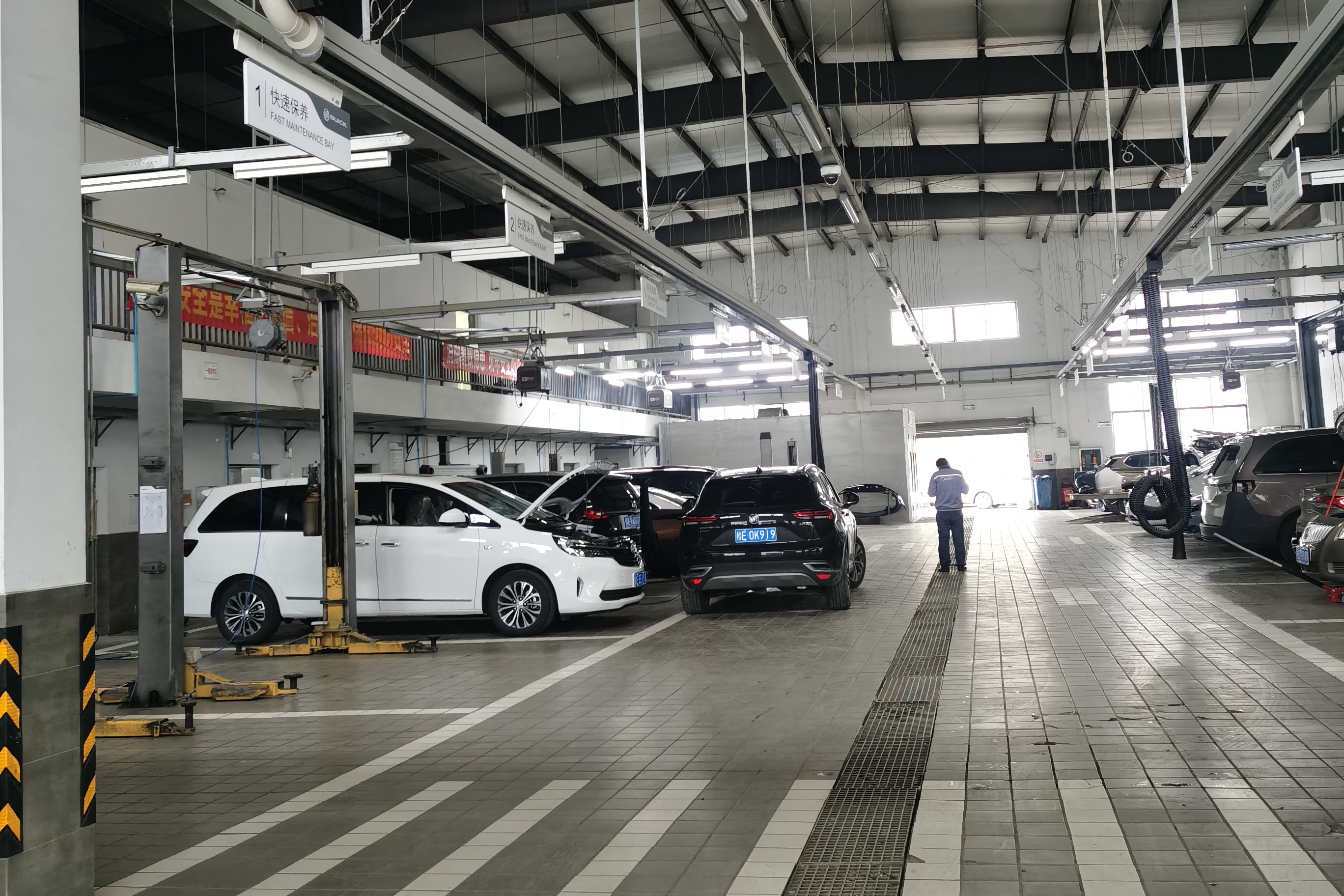 _拿机油去修理店换多少钱_机油更换多少钱手工费