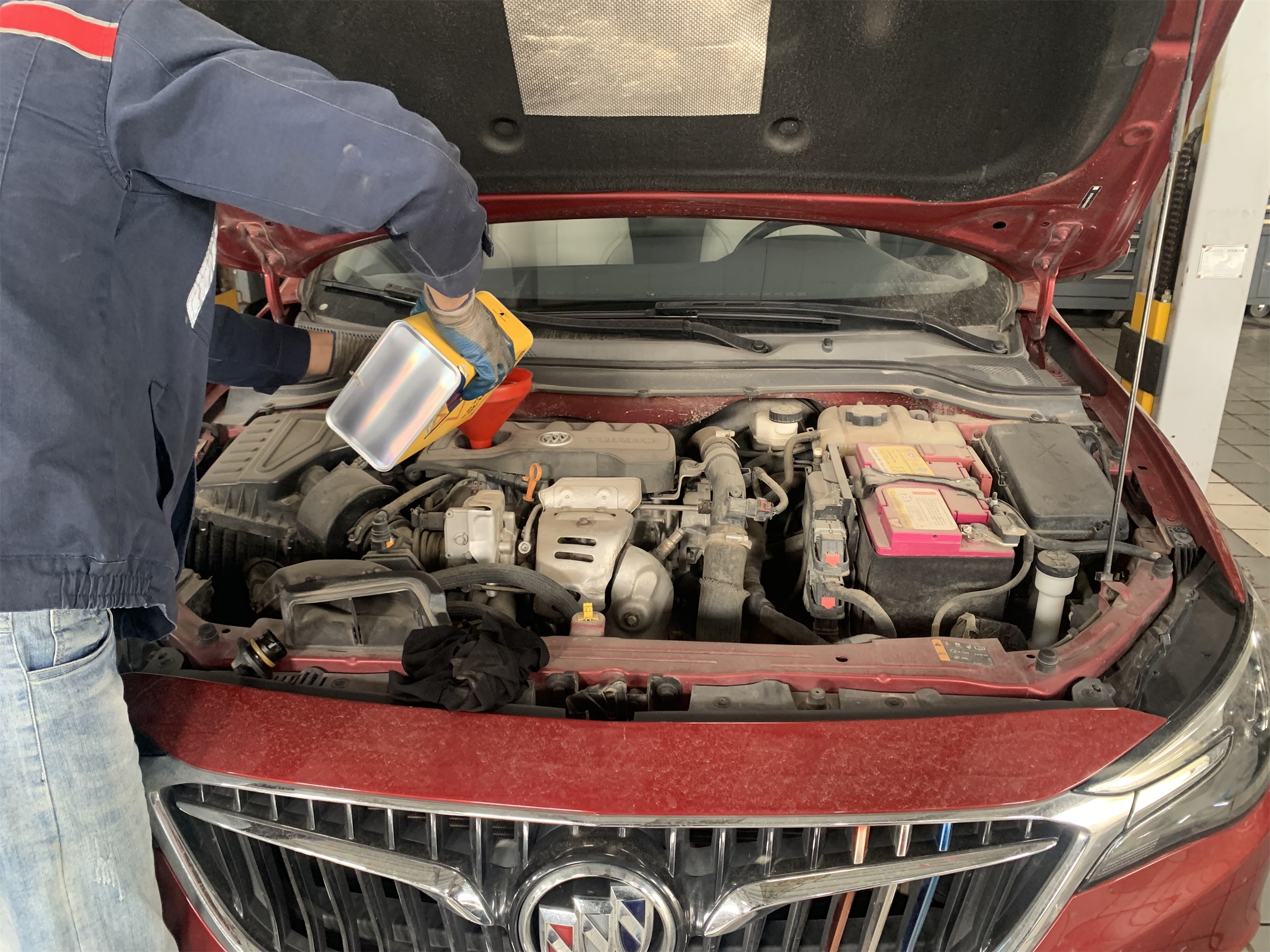 机油更换多少钱手工费__拿机油去修理店换多少钱