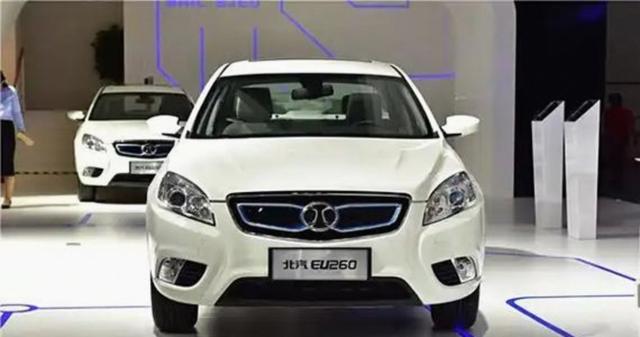 9万买B级电动网约车,还送三年电量保证,老赵刚提车就扔旧钥匙,跑300公里省一半油费,乘客五星好评加成-有驾