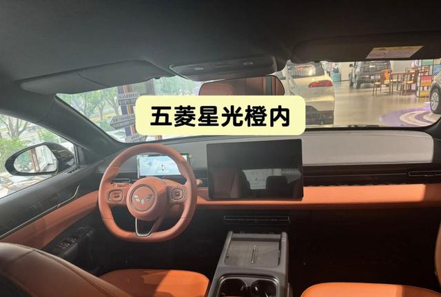 当我在深秋的展厅遇见星光，所有购车犹豫顿时消散，我选择五菱不是冲动而是理性决断，深入了解技术后更加坚定这份信任-有驾